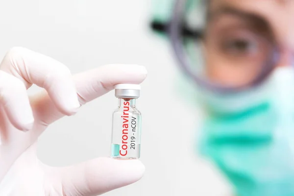 의료용 장갑을 끼고 백신으로 암페어 를 들고 있는 의사. 가까이 서 찍어. 코로나 바이러스, 유행병 과 의학 개념. — 스톡 사진