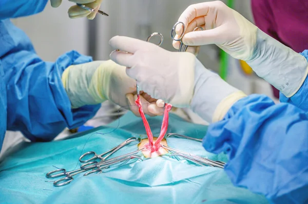 Nahaufnahme, Hände des professionellen Chirurgen, Operation. Im Hintergrund moderner Krankenhaus-Operationssaal. — Stockfoto
