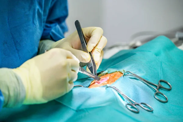 Close-up, Mãos do Cirurgião Profissional, fazendo cirurgia. No fundo Sala de Operação Hospitalar Moderna . — Fotografia de Stock