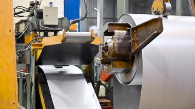 Çelik sac özel bir makinede rulo üzerinde yara. Çelik sac ambalajlı rulolar, Soğuk haddelenmiş çelik bobinler.