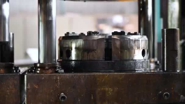 Vrouw operator stempelen metalen stukken door te drukken machine, metalen persen machine. — Stockvideo