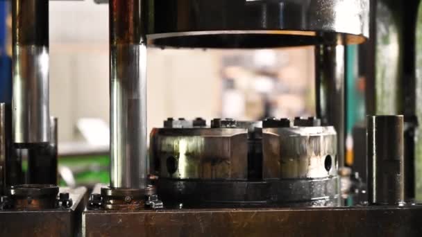 Betreiberin Stanzen von Metallteilen durch Pressmaschine, Metallpressmaschine. — Stockvideo