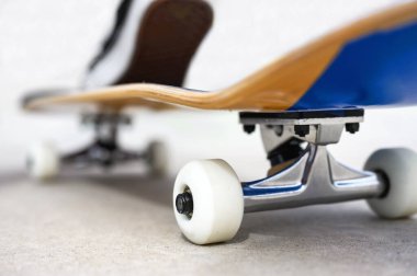 Kaykay parkındaki kaykay kaykayını kapat..