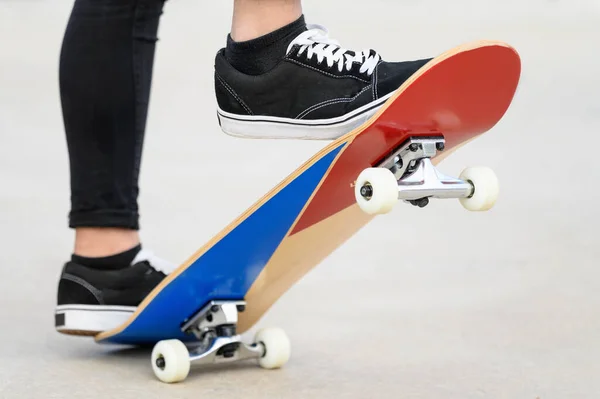 Vue rapprochée des pieds des adolescents sur une planche à roulettes prête à commencer une balade sur le demi-tuyau . — Photo