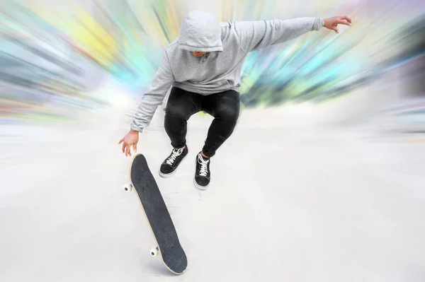 Mladý bruslař dělá skok trik v skate parku. — Stock fotografie