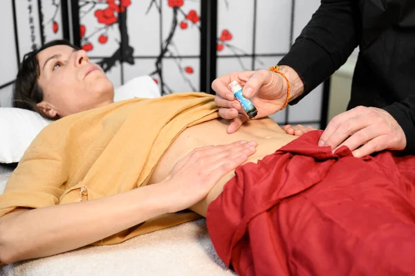 Alternatif terapist moxibustion uyguluyor geleneksel Çin tıbbı metodu. — Stok fotoğraf