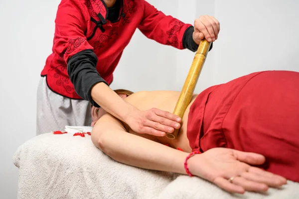 Mujer teniendo bambú palo masaje en día spa . —  Fotos de Stock