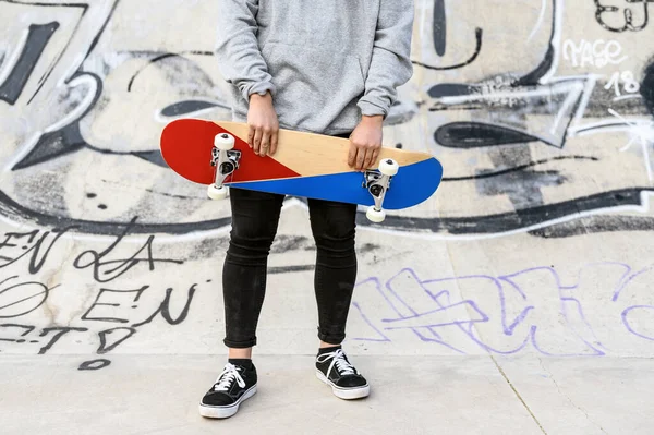 Gros plan d'un jeune homme méconnaissable tenant du skateboard dans le parc . — Photo