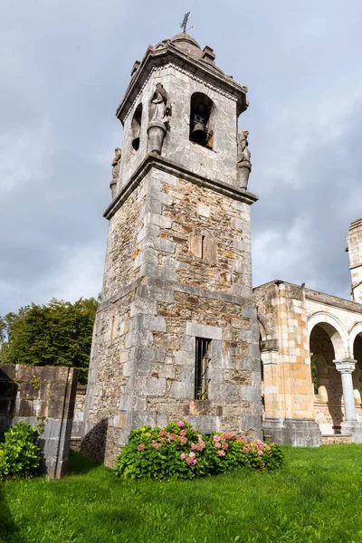 Santuario de la Iglesia Urkiola en el Parque Nacional de Urkiola, País Vasco, España, Europa . — Foto de Stock