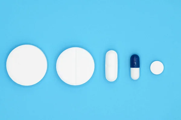 Close up Top view various pills on blue background. Different medical drugs. — Stock Photo, Image