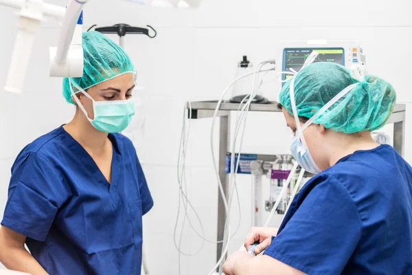 Surto de Covid-19. Agente de saúde. Enfermeiro que trabalha em unidade de terapia intensiva. Sistema de ventilação mecânica em segundo plano . — Fotografia de Stock