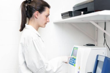 Laboratuvarda kadın doktor. Analiz ve Coronavirus örneği için bir kan tüpü.. 