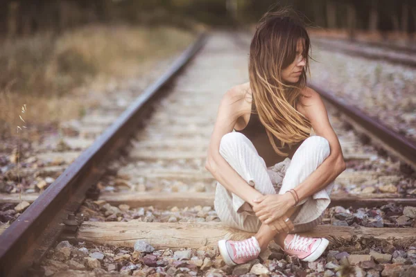 철길 위에 앉아 있는 불쌍 한 여자의 모습. — 스톡 사진