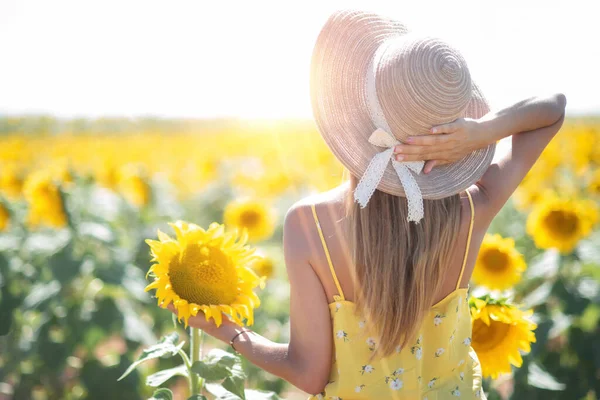 Piękna kobieta z kapeluszem na polu słonecznika w lecie. — Zdjęcie stockowe
