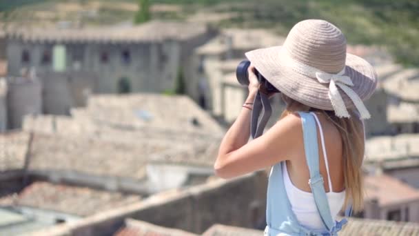 Modieuze vrouw, is op reis genieten van de vakantie met een fotocamera, het nemen van foto 's. — Stockvideo