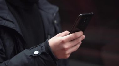 Akıllı cep telefonu kullanan bir adama yaklaş.