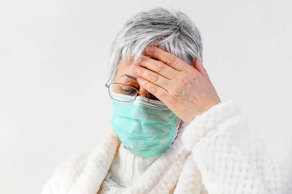 Ковид-19. Больные портрет пожилой женщины, носить маску защиты лица, лихорадка и кашель, пневмония болезнь, риск пациента, грипп и холод . — стоковое фото