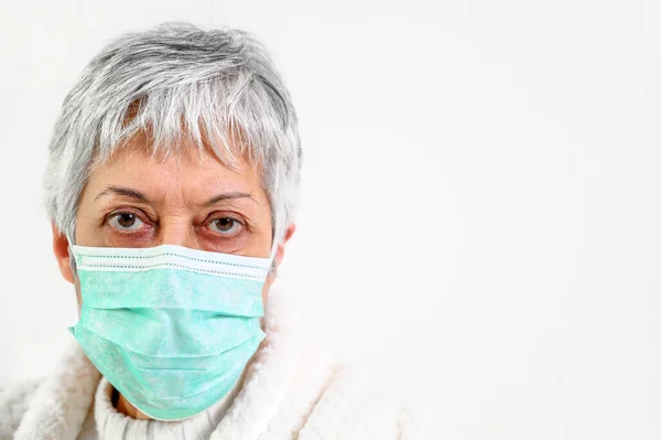 Covid-19. Portret starszej kobiety, maska ochronna na twarz, ryzyko, ochrona przed grypą koronawirusową i przeziębieniem. — Zdjęcie stockowe