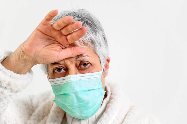 Covid-19. Portret chorej starszej kobiety, maska ochronna twarzy, gorączka i kaszel, choroba płuc, pacjent z ryzykiem, grypa i przeziębienie. — Zdjęcie stockowe