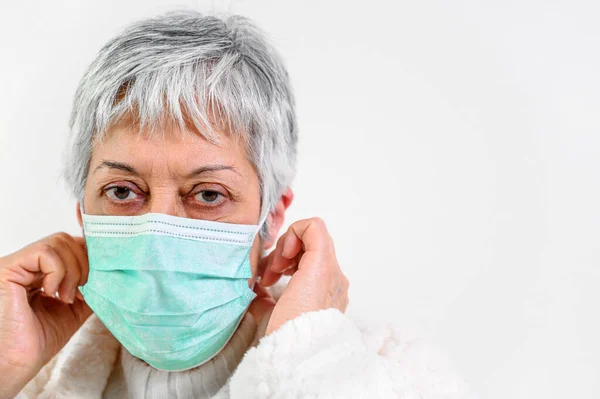Covid-19. Portret starszej kobiety, maska ochronna na twarz, ryzyko, ochrona przed grypą koronawirusową i przeziębieniem. — Zdjęcie stockowe