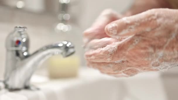 Detailní záběr staršího muže, jak si myje ruce mýdlovou pěnou, zabraňuje vzniku viru z covid19, coronaviru nebo bakterií. Zdravotní koncepce, 7 krok umýt ruce. — Stock video