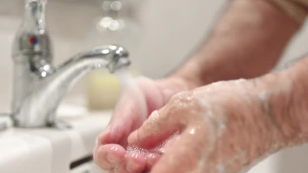 Közelkép idős ember mossa kezét szappanhab, Megelőzése covid19, Coronavirus vagy baktériumok. Egészségügyi koncepció, 7 lépcsős kézmosás. — Stock videók