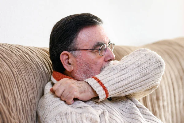 Personas mayores estornudando, tosiendo en la manga o en el codo para prevenir la propagación Covid-19. El virus Corona, el anciano enfermo tiene gripe, estornudos cubriendo la nariz, boca con el brazo . — Foto de Stock