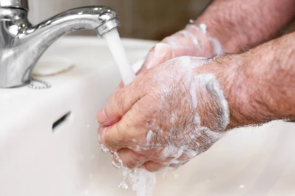 Närbild av Senior man tvätta händerna med tvålskum, Förebyggande från covid19, Coronavirus eller bakterier. Hälso-och sjukvård koncept, 7 steg händerna tvätta. — Stockfoto
