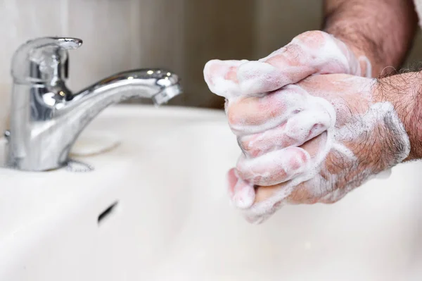 Närbild av Senior man tvätta händerna med tvålskum, Förebyggande från covid19, Coronavirus eller bakterier. Hälso-och sjukvård koncept, 7 steg händerna tvätta. — Stockfoto