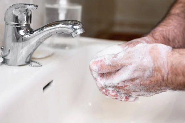 Närbild av Senior man tvätta händerna med tvålskum, Förebyggande från covid19, Coronavirus eller bakterier. Hälso-och sjukvård koncept, 7 steg händerna tvätta. — Stockfoto