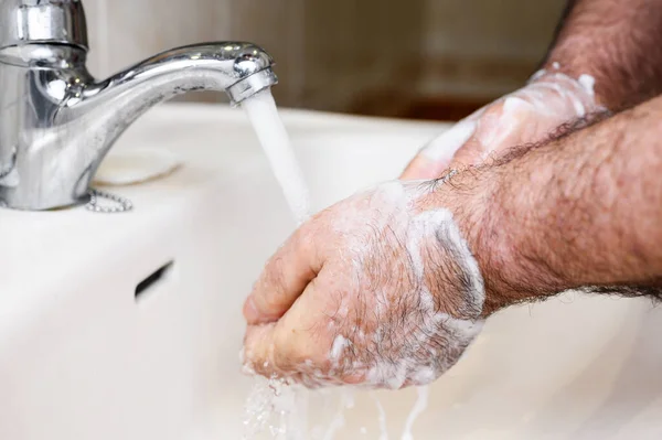 Närbild av Senior man tvätta händerna med tvålskum, Förebyggande från covid19, Coronavirus eller bakterier. Hälso-och sjukvård koncept, 7 steg händerna tvätta. — Stockfoto