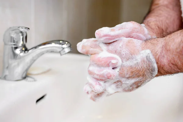 Närbild av Senior man tvätta händerna med tvålskum, Förebyggande från covid19, Coronavirus eller bakterier. Hälso-och sjukvård koncept, 7 steg händerna tvätta. — Stockfoto