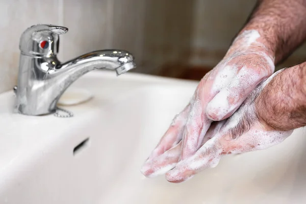 Крупным планом старший человек моет руки с помощью мыльной пены, профилактики от covid19, коронавируса или бактерии. Концепция здравоохранения, 7 ступенчатая мойка рук . — стоковое фото