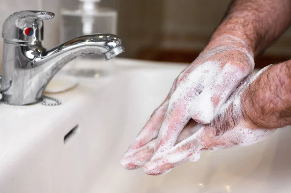 Närbild av Senior man tvätta händerna med tvålskum, Förebyggande från covid19, Coronavirus eller bakterier. Hälso-och sjukvård koncept, 7 steg händerna tvätta. — Stockfoto