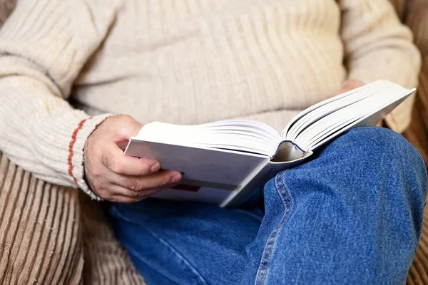 Vista de perto do homem idoso lendo um livro, em quarentena em casa . — Fotografia de Stock