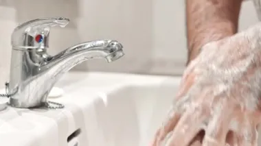 Kıdemli adamın ellerini sabun köpüğü, kovid19, koronavirüs ya da bakteri kullanarak yıkamasını engelleyin. Sağlık hizmeti konsepti, 7 adım el yıkama..