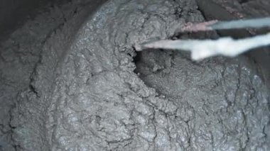 Yavaş çekim, yakın çekim, inşaat için beton karıştırıcıya karıştırılmış havan malzemeleri. alçı beton kum matkabı.