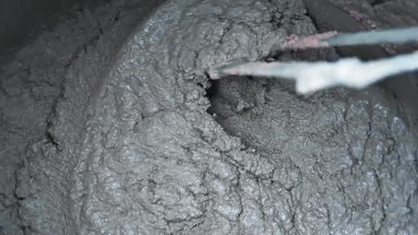Zpomalený pohyb, zblízka, malty ingredience smíchané v betonovém mixéru pro stavbu. sádrový betonový pískový vrták. — Stock video