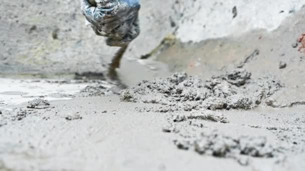 Man hand using trowel to mix mortar. — Stock Video