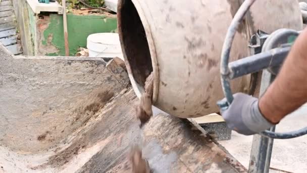 Beton dat uit de betonmenger wordt gegoten. — Stockvideo