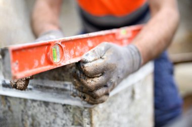 İnşaat işçisi inşaat alanında çalışırken balon katını kontrol ediyor. İnşaat yapılıyor..