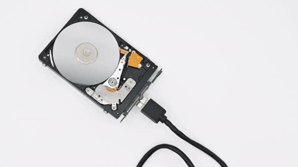 Datorhårddisk. Närbild av datorns hårddisk fungerar. — Stockvideo