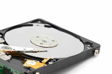 Sabit disk sürücüsü beyaz arkaplanda izole edildi.