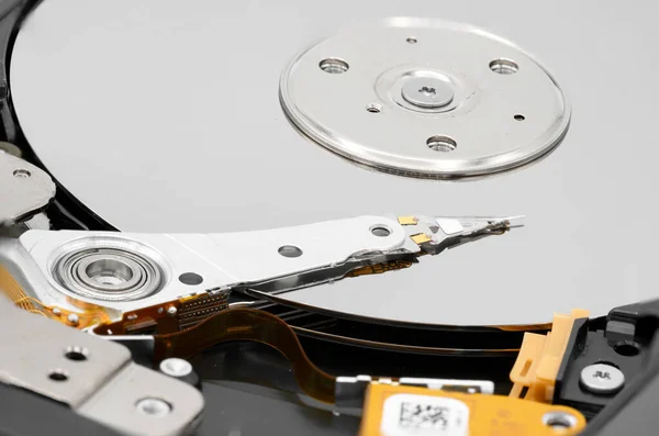 Počítačový pevný disk. Detailní záběr rozebraného pevného disku. — Stock fotografie