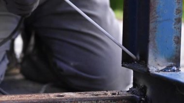 Kaynak işi, Atölyede Kaynak Adam. Metal işleri ve Sparks. Endüstriyel bir konsept inşa etmek.