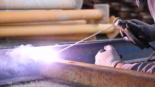 Lavoro di saldatura, Saldatura uomo in officina. Lavori in metallo e scintille. Costruzione un concetto industriale . — Video Stock