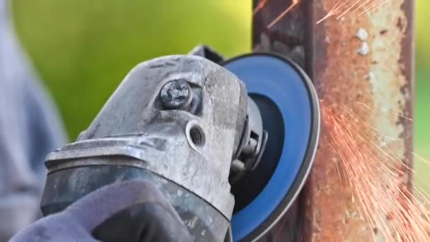 Metal de moagem com lixadeira no local de construção . — Vídeo de Stock
