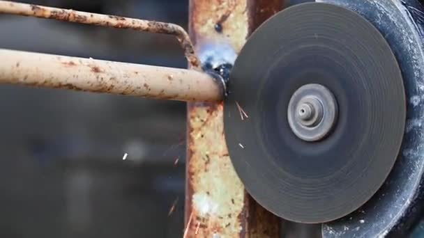 Trabajador de la construcción utilizando amoladora angular de corte de metal en el sitio de construcción . — Vídeo de stock