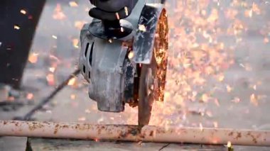 İnşaat işçisi inşaat alanında Öğütücü Kesici Metal kullanıyor..