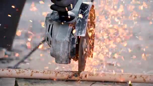 Bauarbeiter mit Winkelschleifer beim Schneiden von Metall auf Baustelle. — Stockvideo